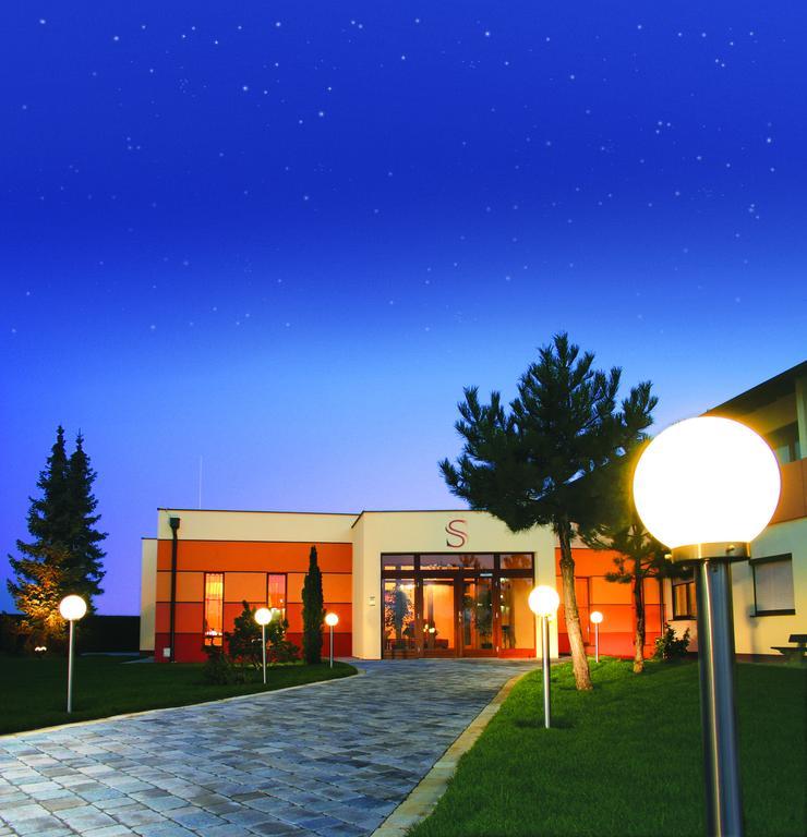 Hotel Garni Steinfeld Wiener Neustadt Exterior photo