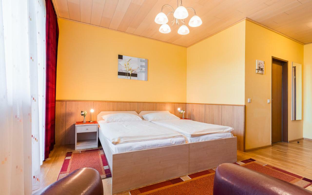 Hotel Garni Steinfeld Wiener Neustadt Exterior photo